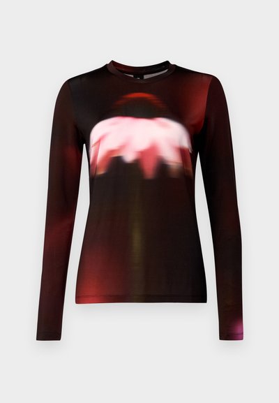 Juodas ilgomis rankovėmis marškinėliai su neryškiu gėlių raštu, turinčiu rožinių ir raudonų atspalvių. Pagaminti iš lygios medžiagos, su apvaliomis kaklo linijomis ir prigludusia siluetu.