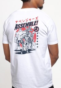 Marvel AVENGERS CLASSIC ASSEMBLE - Camiseta estampada - white