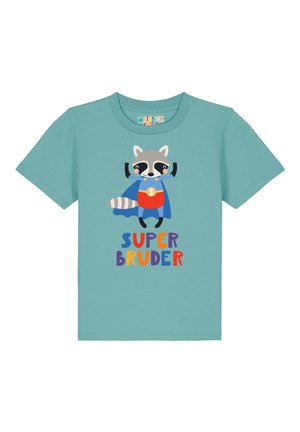 Türkisfarbener Baumwoll-T-Shirt mit einem verspielten Superhelden-Raubtier-Logo, das einen Waschbären mit einem roten und blauen Umhang zeigt, sowie dem bunten Text "SUPER BRUDER".