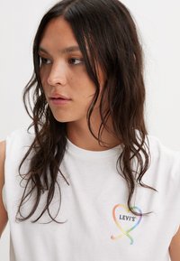 Levi's® COMMUNITY TEE UNISEX - Marškinėliai su spaudiniu - bright white