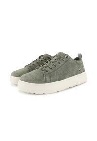 Baskets en suede vert avec un bout arrondi, des lacets ton sur ton et une semelle blanche rembourrée. Elles possèdent une languette au talon pour un enfilage facile.
