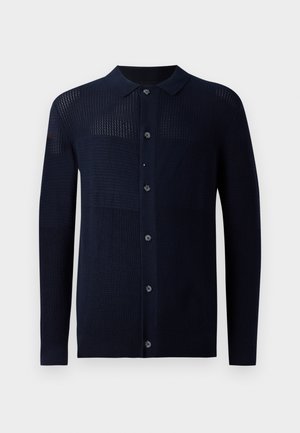 Cárdigan marino con cierre de botones, cuello y patrones de textura variados. Presenta mangas largas y un ajuste casual. Fabricado con un material de punto suave.