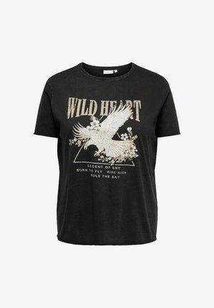 T-shirt noir avec le texte « WILD HEART », aigle blanc en vol, accents floraux et phrases sur le vol et la domination du ciel dans un style usé.