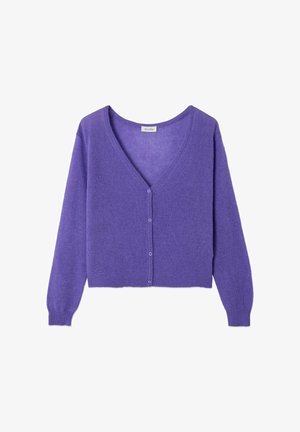 Ljubičasti kardigan od mekog pletenog materijala, s V-izrezom, dugim rukavima i pet dugmića sprijeda. Teksturirani završetak s rebrastim rubovima.