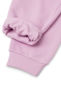 Lila Sweatpants mit einem gerippten Bund und einem gerafften Saum. Hergestellt aus weichem Stoff mit glatter Textur, betont den Komfort und den lässigen Stil.