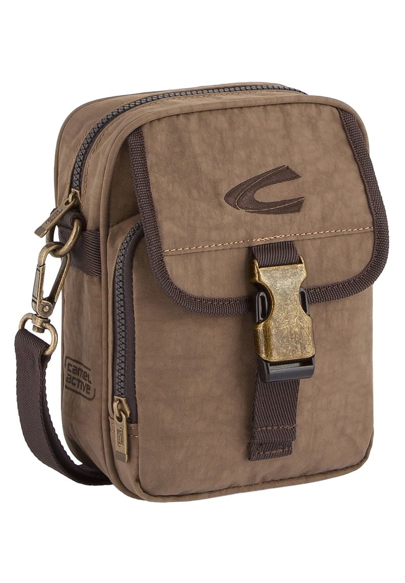 Braune Stoff-Schultertasche mit texturierter Oberfläche, Klappe an der Vorderseite und bronzenem Schnappverschluss. Verfügt über einen verstellbaren Tragegurt und eine seitliche Reißverschlusstasche.