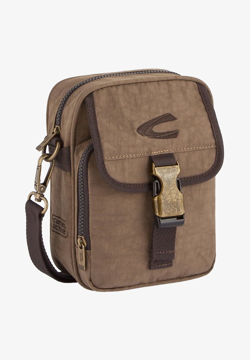 Braune Stoff-Schultertasche mit texturierter Oberfläche, Klappe an der Vorderseite und bronzenem Schnappverschluss. Verfügt über einen verstellbaren Tragegurt und eine seitliche Reißverschlusstasche.