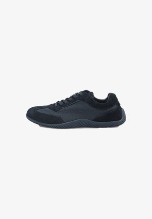Scarpe sportive scure con un mix di suede e tessuto, caratterizzate da un design elegante, punta rotonda e suola in gomma testurizzata. Lacciate con una caviglia bassa.