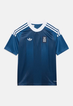 Maillot de football bleu avec col blanc et rayures, logo Adidas sur la poitrine droite, emblème national de la Grèce sur la poitrine gauche, texte ClimaCool près de l'ourlet.