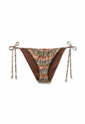 Bikiniunderdel med brun bas och flerfärgad zigzag-mönstrad elastisk snörning, med rynkade detaljer på sidorna och metalliska accenter.