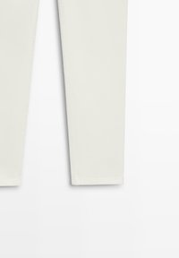 Weiße Baumwoll-Chinos mit geradem Schnitt, die eine glatte Textur ohne sichtbare Muster oder dekorative Akzente aufweisen.