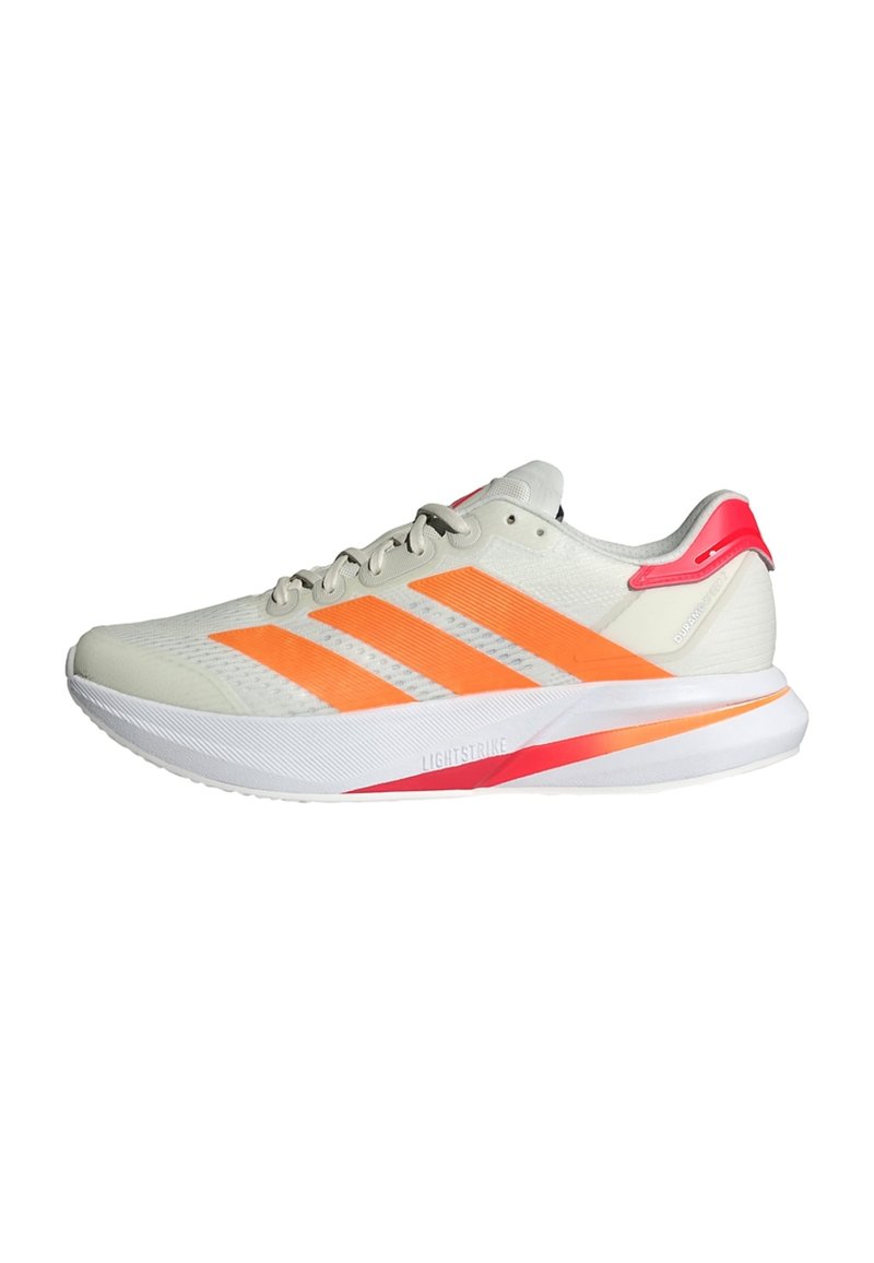 Zapatilla de running ligera en gris claro con rayas naranjas, toques en rosa y una parte superior texturizada. Cuenta con una suela blanca con la marca "LIGHTSTRIKE".