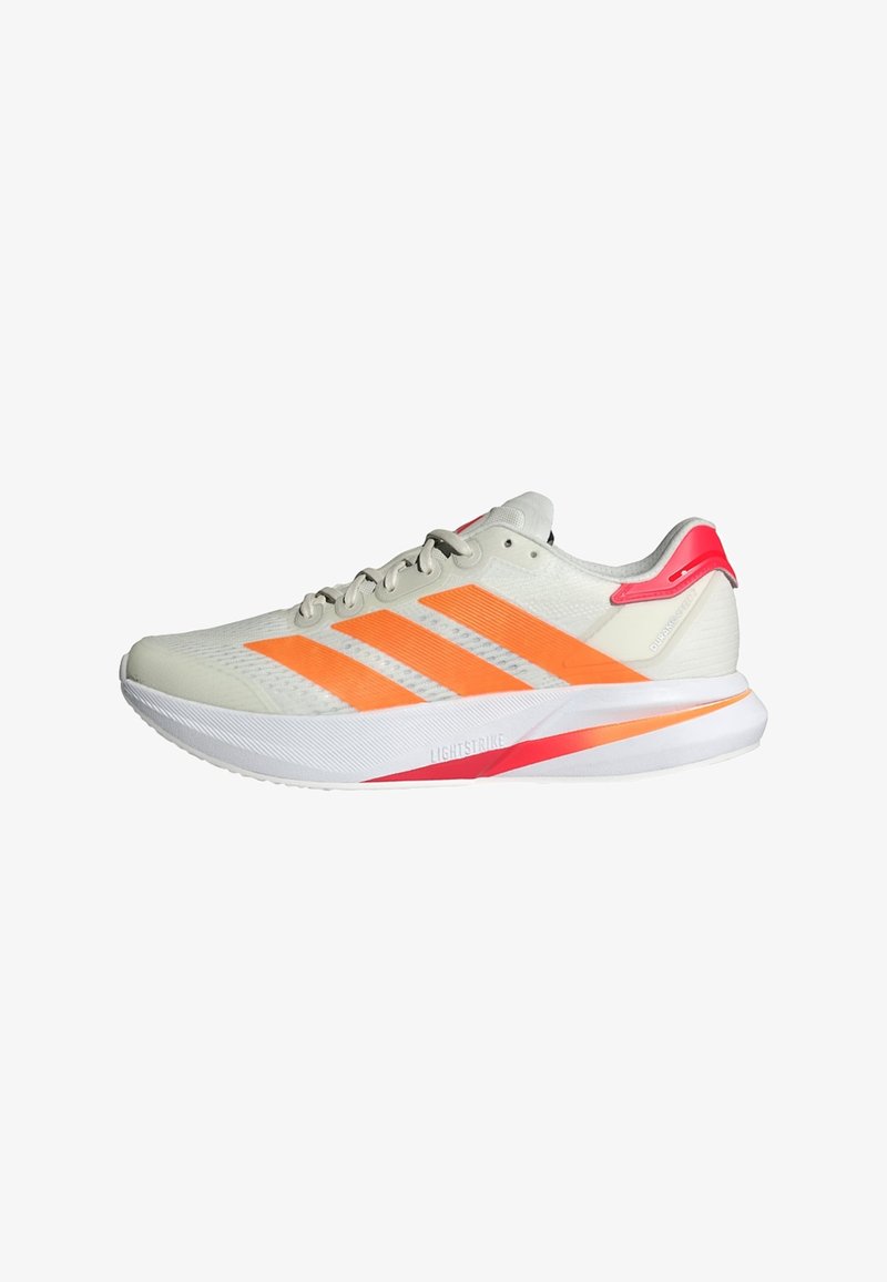 Zapatilla de running ligera en gris claro con rayas naranjas, toques en rosa y una parte superior texturizada. Cuenta con una suela blanca con la marca "LIGHTSTRIKE".