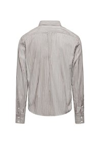 Camicia a righe bianca e marrone. Maniche lunghe con polsini abbottonati, orlo curvo e yoke posteriore per una struttura migliorata.