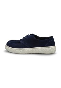 Tamno plave suede cipele s zaobljenim vrhom, šivenim detaljima i debelim bijelim teksturiranim đonom. Imaju vezivanje za sigurno pristajanje.