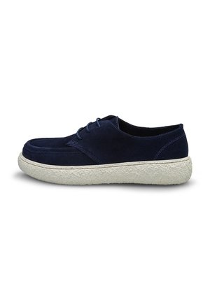 Chaussures en daim bleu marine avec un bout arrondi, des détails cousus et une semelle blanche texturée épaisse. Présentent un design à lacets pour un maintien sécurisé.