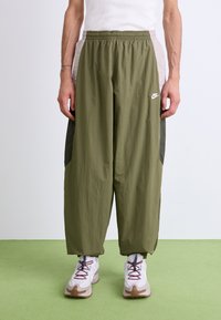 Nike Sportswear - CLUB TRACK PANT - Spodnji deli trenirk - medium olive/college grey/sequoia/white Miniaturna slika 1