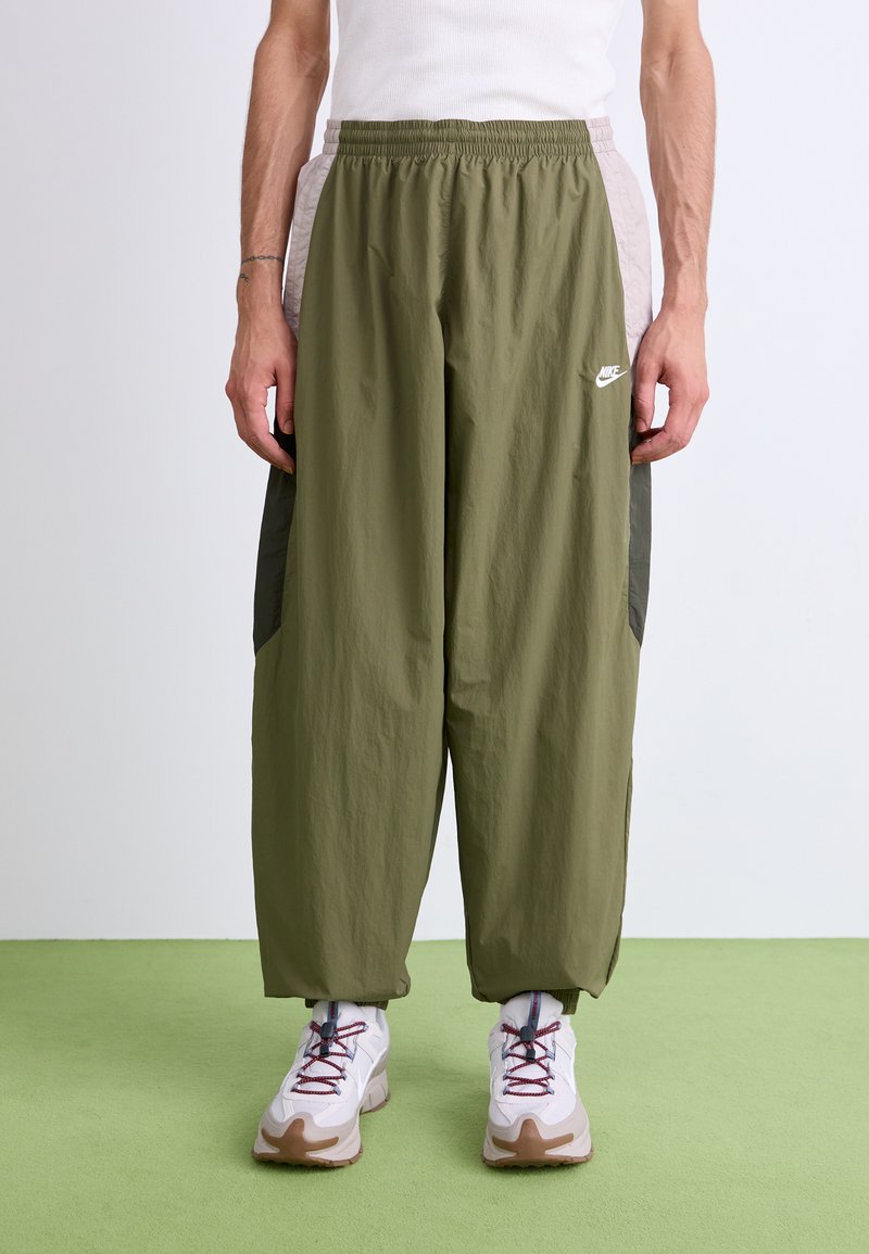 Nike Sportswear - CLUB TRACK PANT - Spodnji deli trenirk - medium olive/college grey/sequoia/white, Povečajte