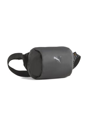 Sacoche grise fabriquée en tissu durable, de forme cylindrique, avec une bandoulière réglable et un logo Puma argenté à l'avant.