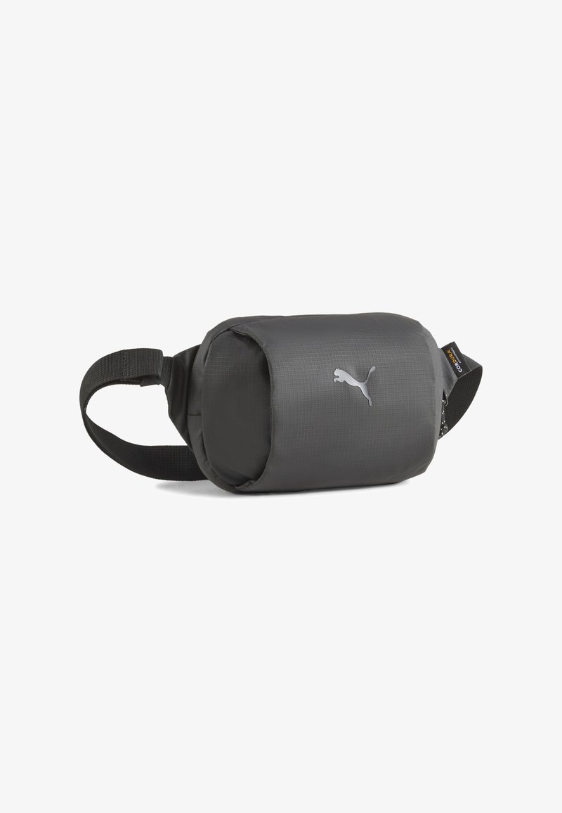 Grijze pouch tas gemaakt van duurzaam materiaal, met een cilindervorm, een verstelbare schouderriem en een zilveren Puma-logo aan de voorkant.