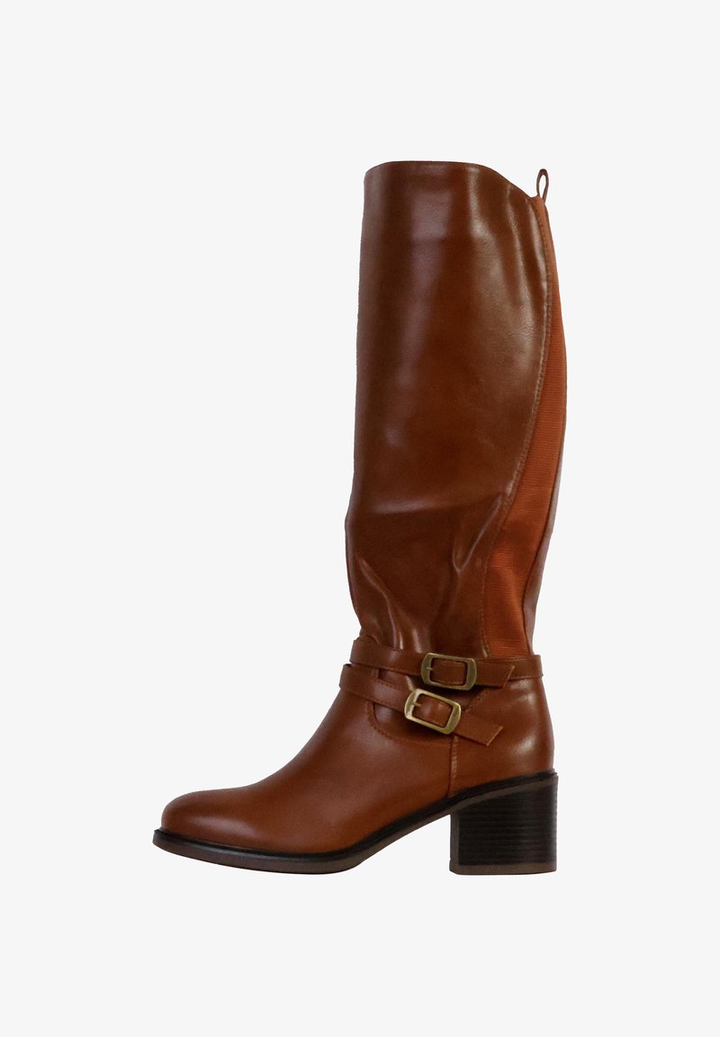 Botte en cuir marron, hauteur genoux, avec un talon bloc, présentant deux sangles à boucles ajustables et une texture lisse et brillante.