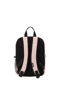 Mochila negra y rosa con correas de malla negra acolchadas, forma rectangular, cierre con cremallera y un sutil detalle de logo en la parte frontal.