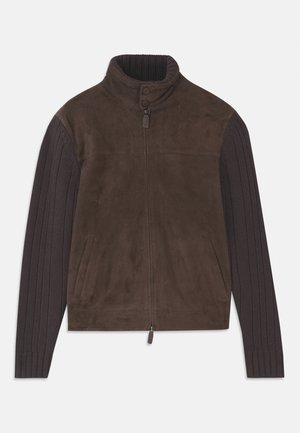 Jachetă din suede maro cu mâneci tricotate cu nervuri, guler înalt, închidere cu fermoar pe față și două buzunare laterale. Textură moale cu elemente contrastante.