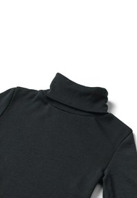 Svart turtlenecktröja av strukturerad stickad tyg, med en hög, vikt krage och långa ärmar.