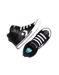 Baskets montantes noires avec logo étoile blanc, lacets blancs et semelles en caoutchouc blanches, vues de côté et de dessus sur fond blanc.