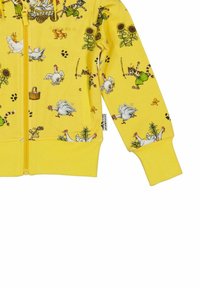 Gul zip-up hoodie med fantasifulla tryck av gårdsdjur, med illustrationer av höns, katter, blommor och fjärilar över tyget.