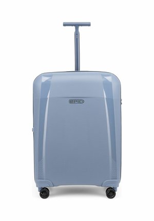 Hellblauer Hartschalenkoffer mit ausgezogenem Teleskopgriff, vier schwarzen Spinner-Rollen und "EPIC"-Logo vorne.