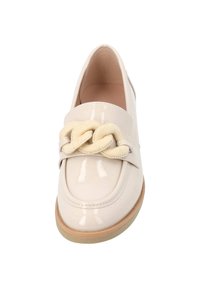 Mocasines de charol beige con un chunky acento de cadena crema cruzando el empeine y una puntera redondeada y suave. Suela de goma ligera.