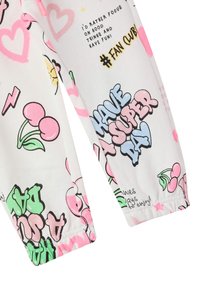 Leggings per bambini in cotone con stampe colorate di cuori, ciliegie e testi giocosi in rosa, verde e blu su uno sfondo bianco.