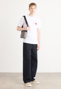 Calvin Klein RED BOX GRAPHIC  - T-shirts print - brilliant white