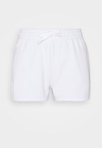 Bílé bavlněné šortky s elastickým pasem, detail vázání a bez viditelných vzorů nebo kovových prvků. Jednoduchý design a hladká textura.