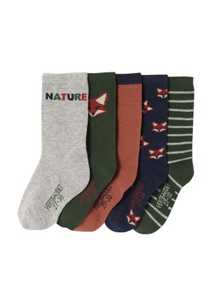 Fünf Paare bunter Socken mit naturbezogenen Motiven, darunter Fuchsgesichter, Streifen und das Wort "NATURE" auf einem grauen Paar.