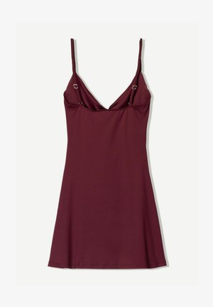 Burgunderfarvet slipkjole i let stof med V-hals, tynde stropper og metaldetaljer nær stropperne, samt en flagrende kant.