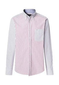 Camicia a righe con bottoni, caratterizzata da strisce alternate rosse e blu navy su uno sfondo bianco, con taschino sul petto e colletto classico.