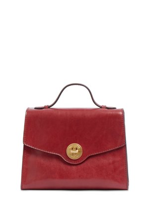 Sac à main en cuir rouge avec une poignée supérieure et une fermeture twist-lock circulaire dorée sur le rabat avant.