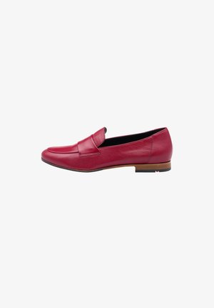Røde læder loafers med flad hæl, der har en bred rem over vampen og en glat tekstur. Sorte foring og en træsål fremhæver designet.