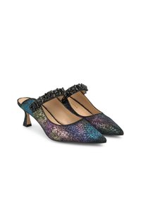 Scarpe con tacco slingback a punta, caratterizzate da una tomaia multicolore con texture a motivo rettile e decorazioni nere sulla cinghia.