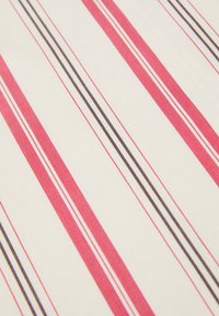 Katoenen stof met rode, roze en donkerbruine strepen op een crèmekleurige achtergrond. Zachte textuur, gelijkmatig verdeelde lijnen in verschillende breedtes.