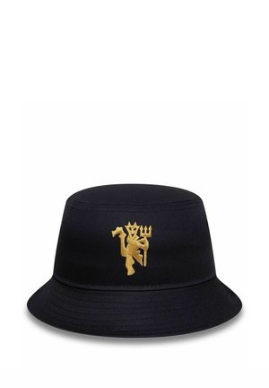 Schwarzer Bucket Hat mit einem goldbestickten Dreizack-Logo mit einer gekrönten Figur, die vorne in der Mitte einen Dreizack hält.