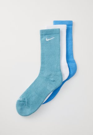 Kolm paari sokke: üks helesinisena, üks valgena ja üks tumedama sinise varjundiga. Kõik sokid on ribitekstuuriga ja väikese valge logoga.