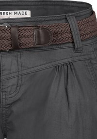 Graue Hose mit strukturiertem Material, ausgestattet mit einem geflochtenen braunen Gürtel mit Lederakzenten. Enthält Nähedetails und ein plissiertes Design.