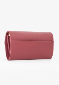 Portafoglio in pelle texturizzata color rosa, con chiusura a patta cucita e un lucchetto in metallo dorato visibile sul lato.