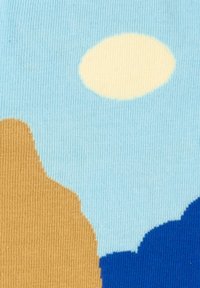 Strikkede sokker med en lys blå baggrund, en cremet sol og abstrakte former i beige og mørkeblå, der viser en blød tekstur.