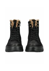 Botas de cuero negro hasta el tobillo con forro de piel de lana, herrajes en color dorado y una suela gruesa. Presentan cordones y cremalleras para un ajuste seguro.