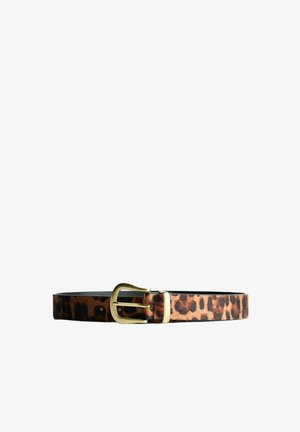 Ceinture en motif léopard avec boucle rectangulaire dorée et passant assorti, sur fond blanc.