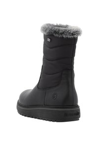 Schwarzer isolierter Stiefel mit einem Kunstfellkragen, strukturiertem Lederoberteil, geschichtetem Design und einer robusten Gummisohle. Mit Markenakzenten.